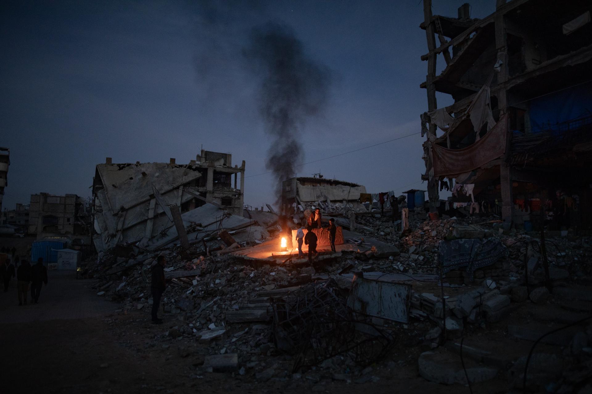 Una mujer y su hijo pequeño mueren tras incendiarse su tienda de campaña en Gaza