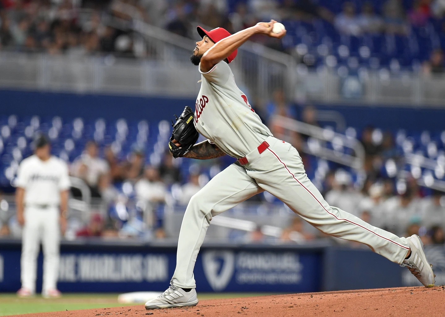 Christopher Sánchez sólo permitió cinco sencillos y una carrera en ocho entradas.
