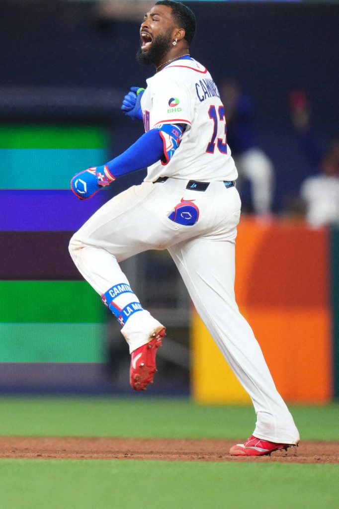 Junior Caminero #13 de la República Dominicana recorre las bases tras conectar un jonrón contra la selección de Nicaragua.