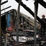 Daños en el lugar de un presunto ataque con misiles ocurrido durante la noche en una zona residencial cerca de la ciudad de Shoham, en el centro de Israel.