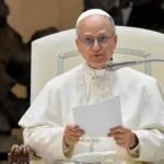 La Iglesia Católica no aprueba la bendición formal de las parejas homosexuales, asegura el papa León XIV