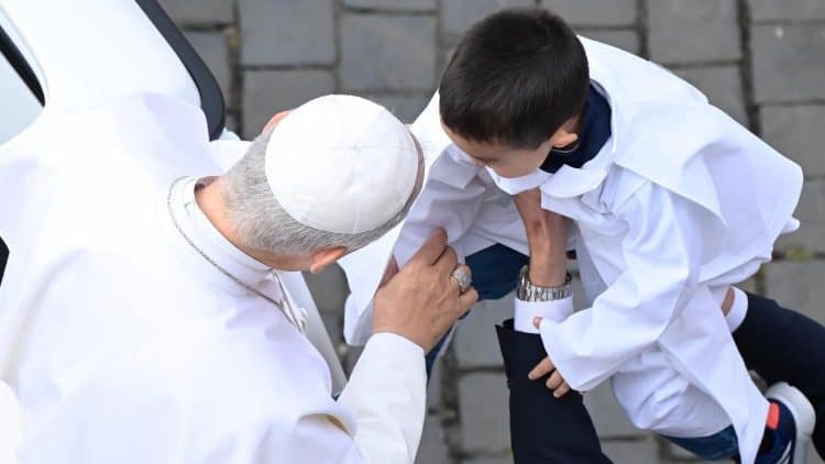 El Papa acoge a un niño durante su recorrido por la Plaza de San Pedro