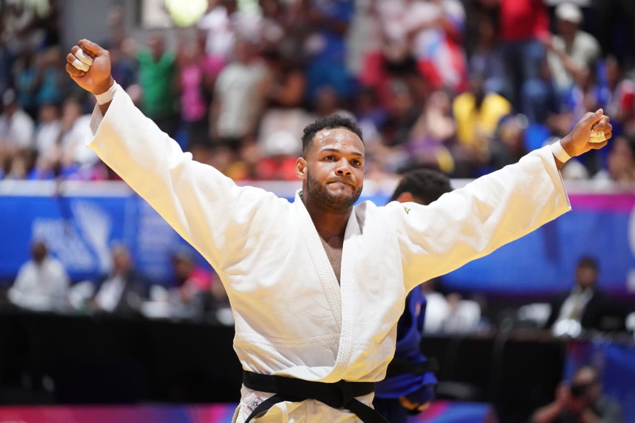 El judoca Robert Florentino levanta los brazos tras conquistar la chapa aurífera.