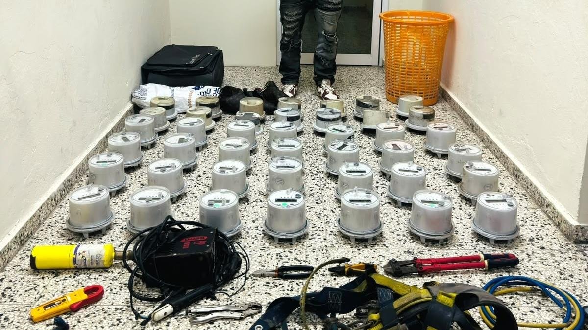 Atrapan a delincuente con 42 medidores eléctricos en La Vega