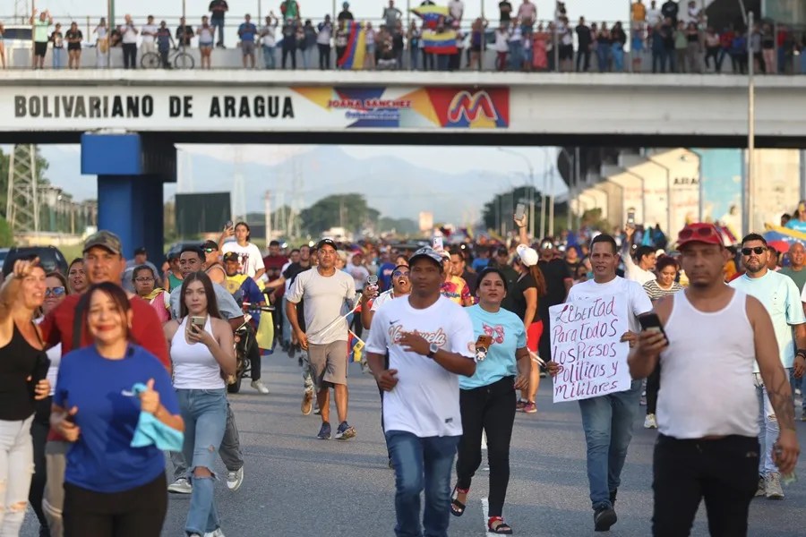 Miles de personas reciben a la caravana de María Corina Machado tras su esperado regreso a Venezuela