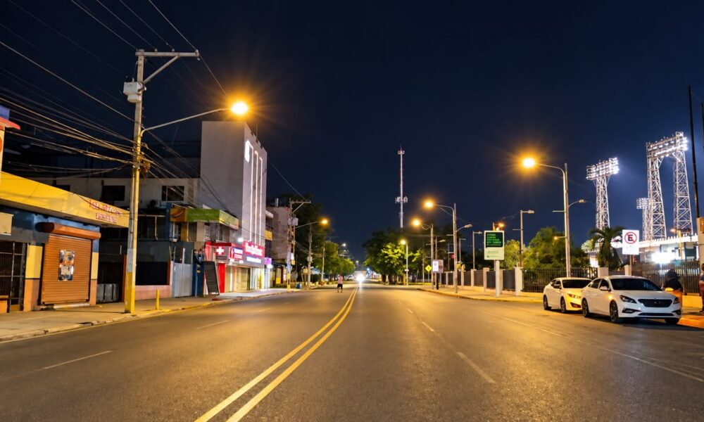 EDENORTE mejora iluminación y redes eléctricas del Estadio Cibao para invierno 2026-2027.